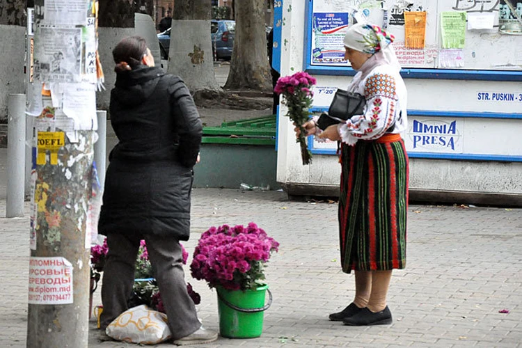 Детям — мороженое, бабе — цветы: на 8 марта молдавским звездам дарят путешествия, а  тюльпаны ведрами!