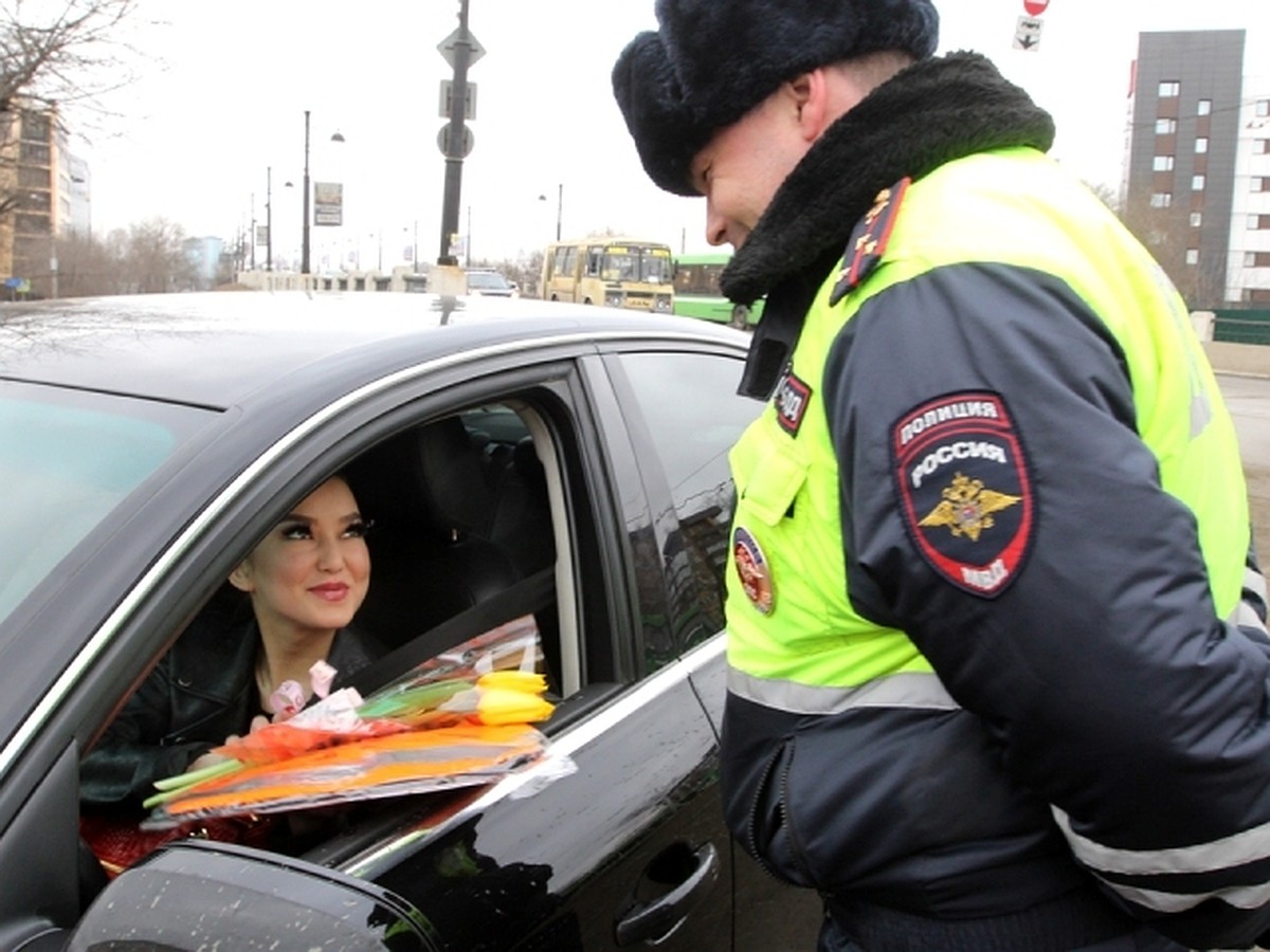 Инспекторы ГИБДД в Иркутске в честь 8 марта вручили  женщинам-автомобилисткам букеты цветов - KP.RU