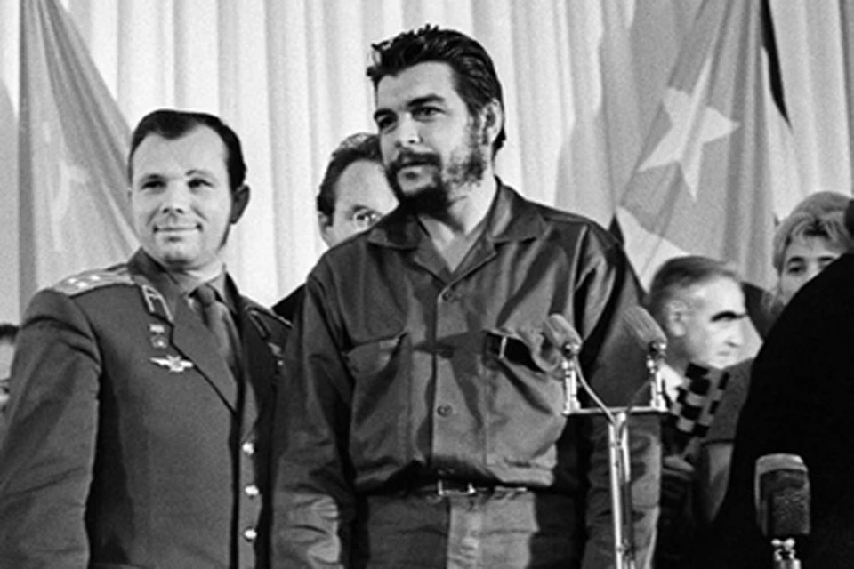 Юрий Гагарин и Эрнесто Че Гевара в Доме дружбы в Москве. 1964 г. Фото: из альбома «Непобедимые-3»