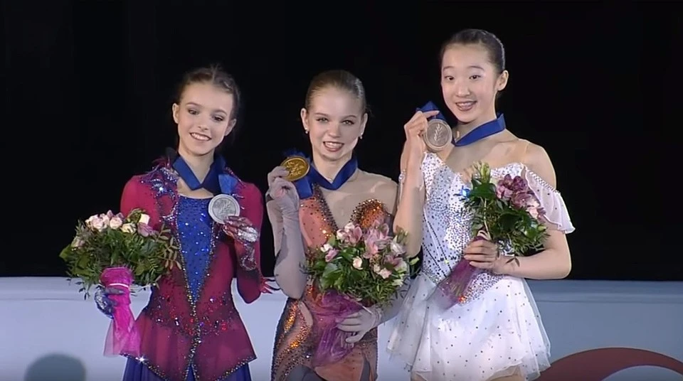 Слева направо: Анна Щербакова, Александра Трусова и Тинг Суэй. Фото: Первый канал.