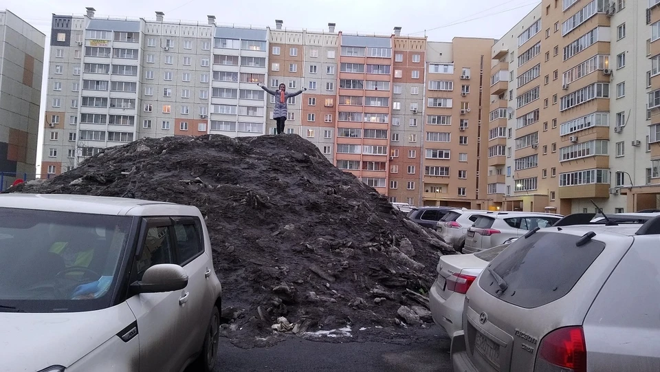 Эти огромные грязные кучи есть во всех дворах Челябинска. Фото: Станислава Горячева.