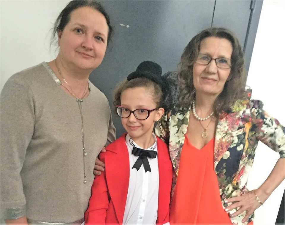 Валерия с руководителями шоу-группы « Фа-Сольки» Надеждой Астёновой и Ириной Осиповых.