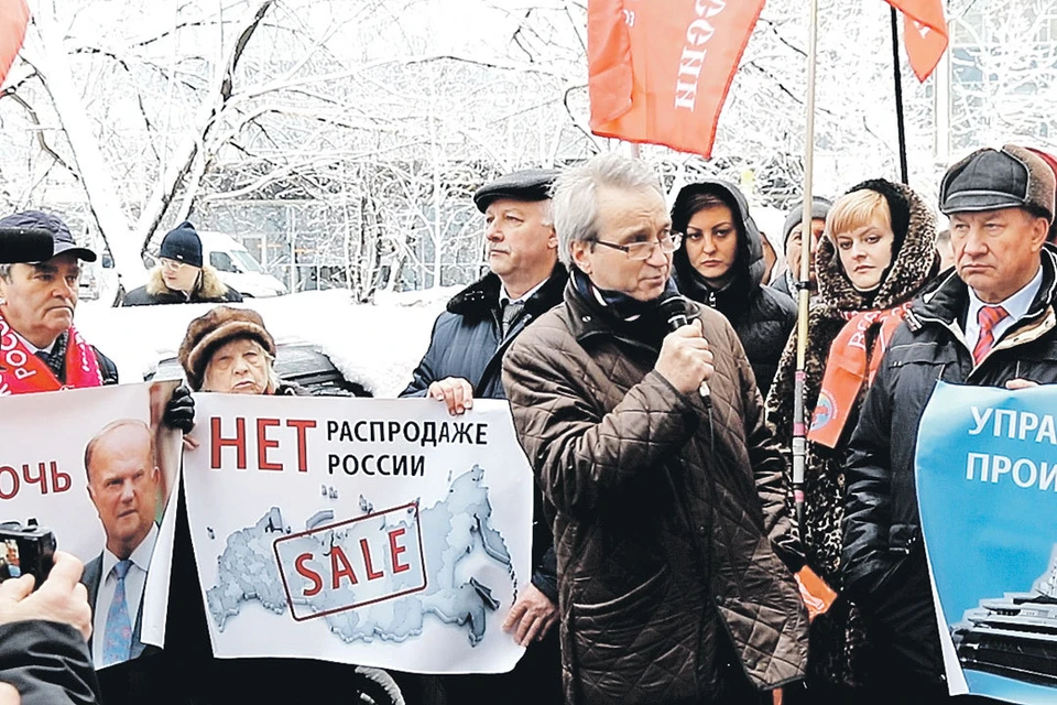 Встреча депутатов от КПРФ с избирателями напротив офиса компании РУСАЛ. Фото: Петр ИВАНОВ