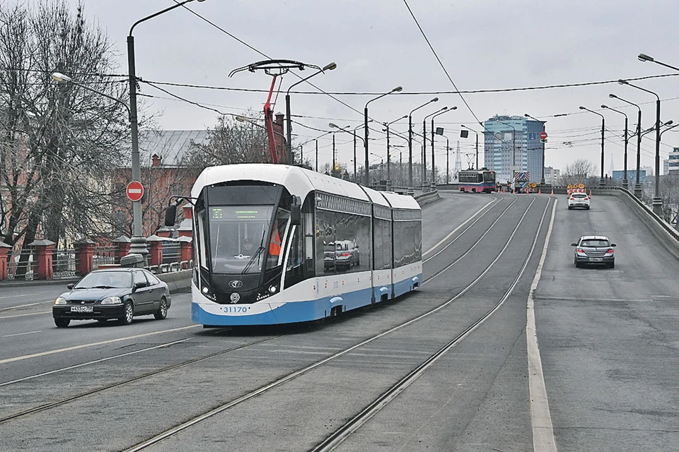 На Новоспасском мосту обновили трамвайные рельсы.