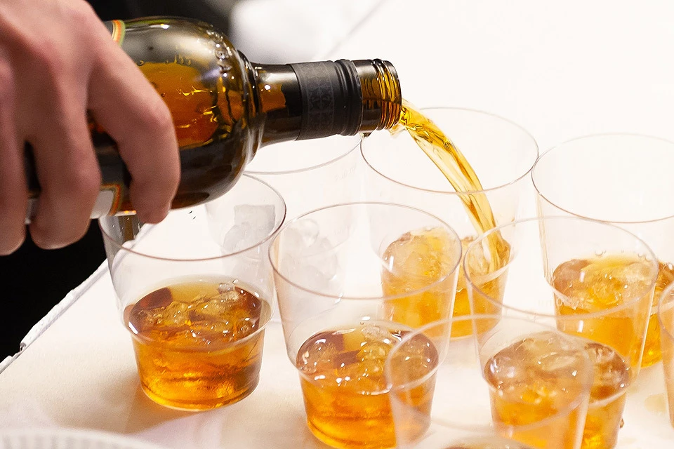 Эксперт о возможном ужесточении правил продажи алкоголя: "Ограничения негативно влияют на легальных производителей и продавцов и только радость приносят бутлегерам".