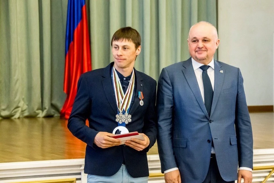 Александр Бессмертных получил награду от губернатора. Фото: АКО