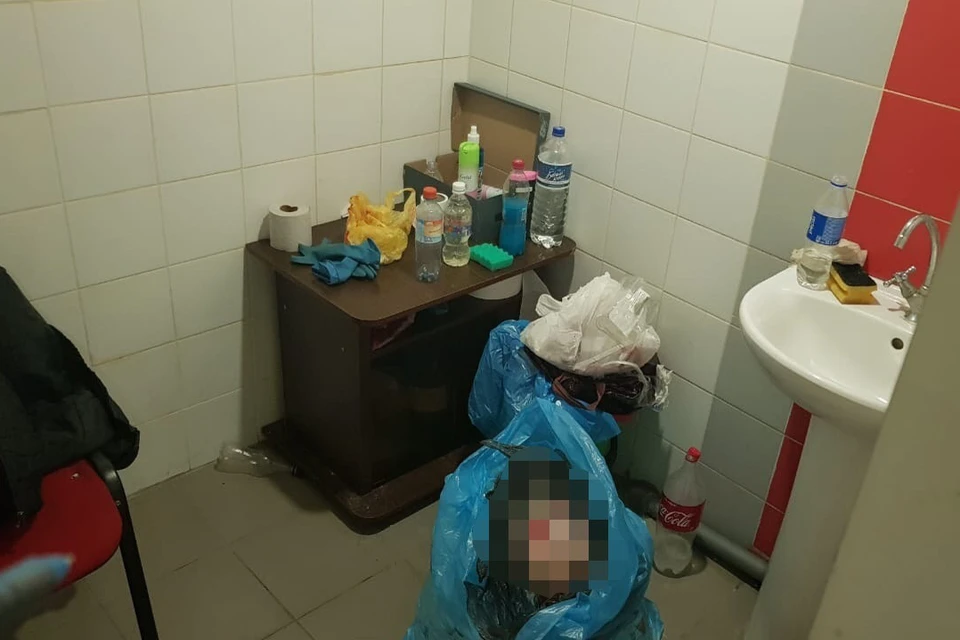 Тело новорожденной девочки нашли в мусорном баке туалета. Фото: Южное СУТ СК России.