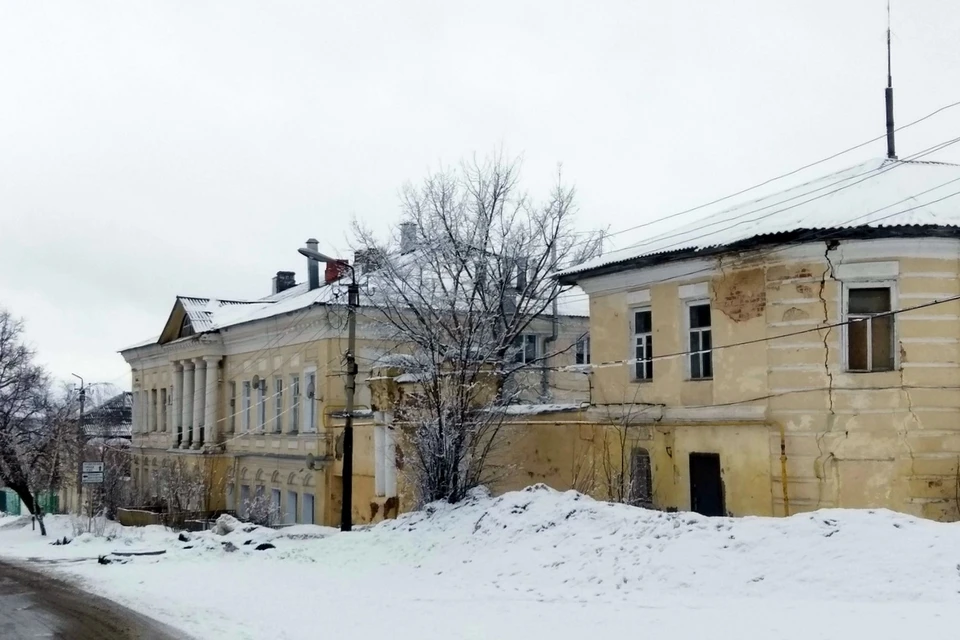 Может случиться, что в полуразрушенных зданиях и воды не будет. Фото: Евгения Куштавкина.