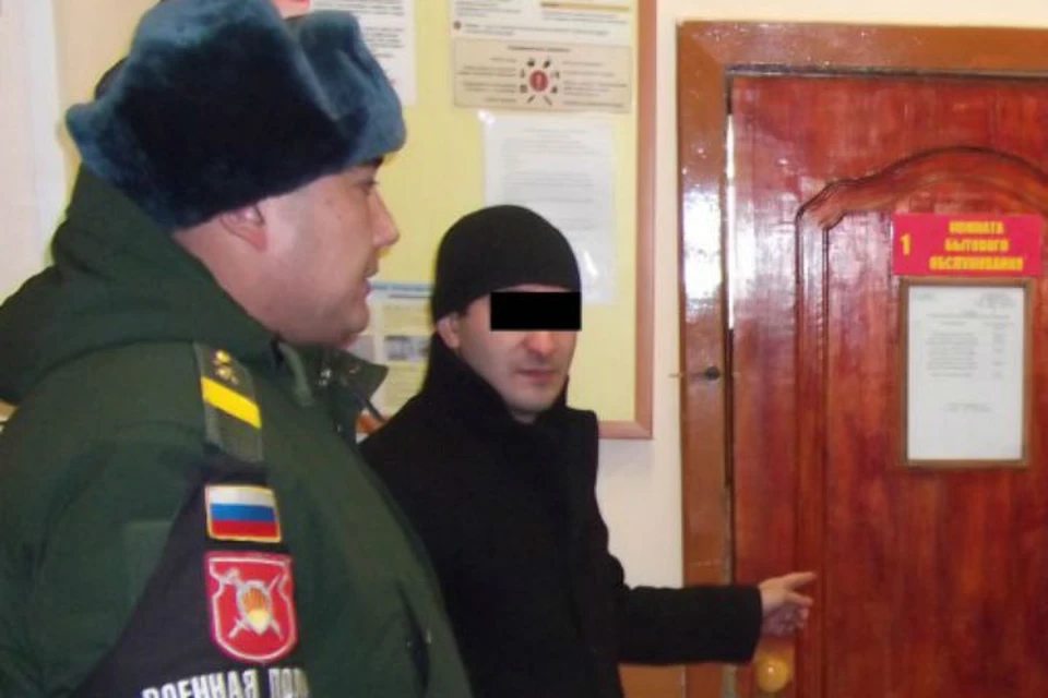 Дезертир (справа) после возвращения в родную часть спустя 11 лет. Фото: предоставлено Военным следственным отделом СК России по Кяхтинскому гарнизону.