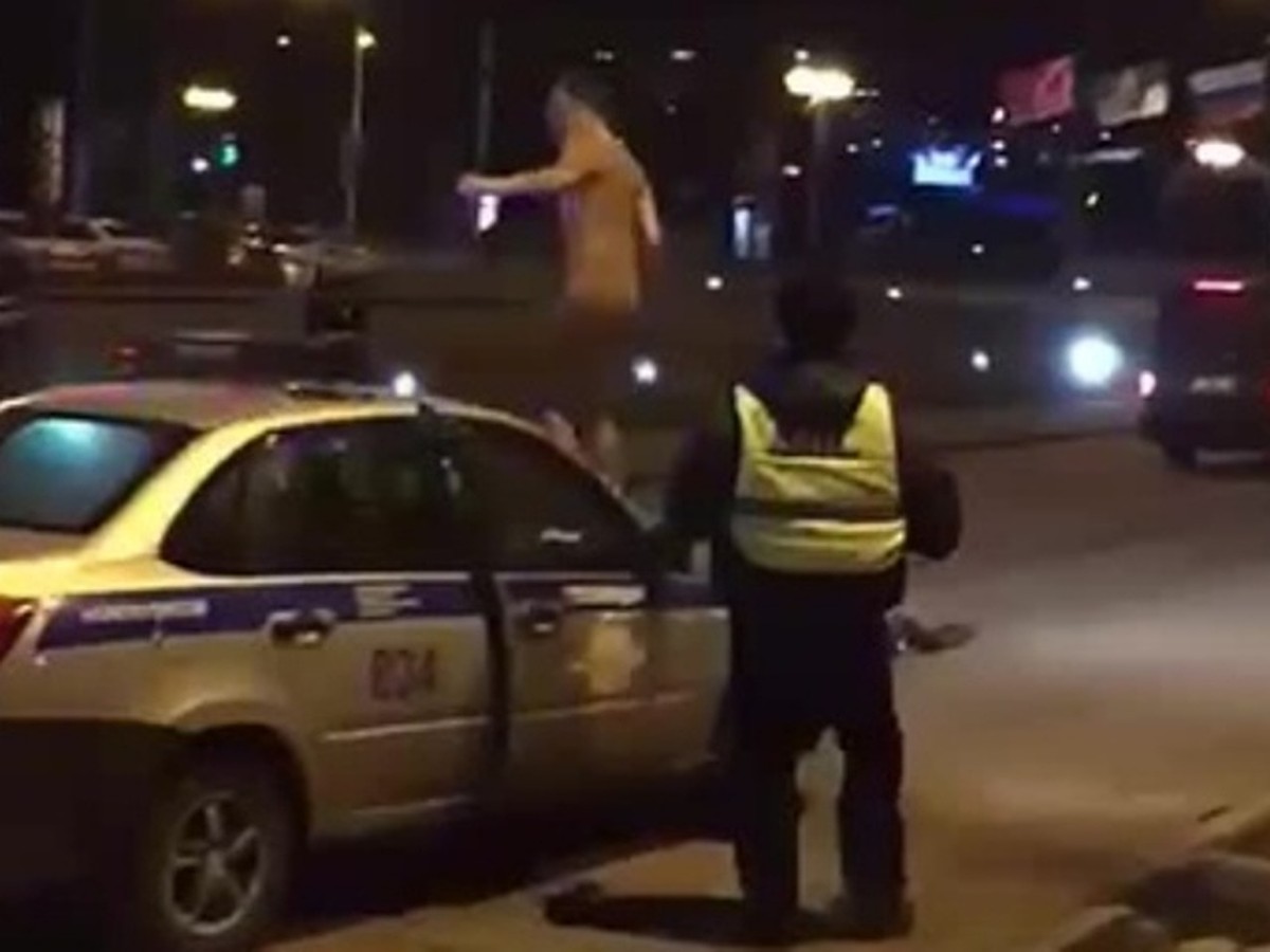 Видео голый мужик прыгает по машинам