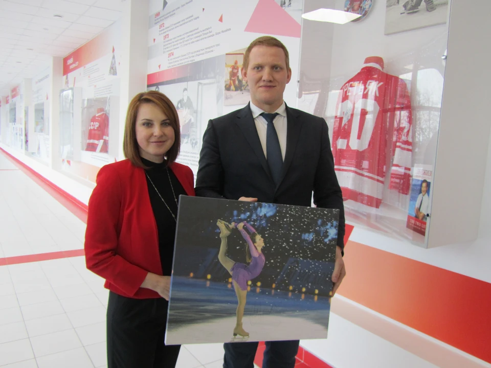 Директор ледового дворца "Владимир" Алексей Метелкин подарил Ирине Слуцкой картину на память о трунире.