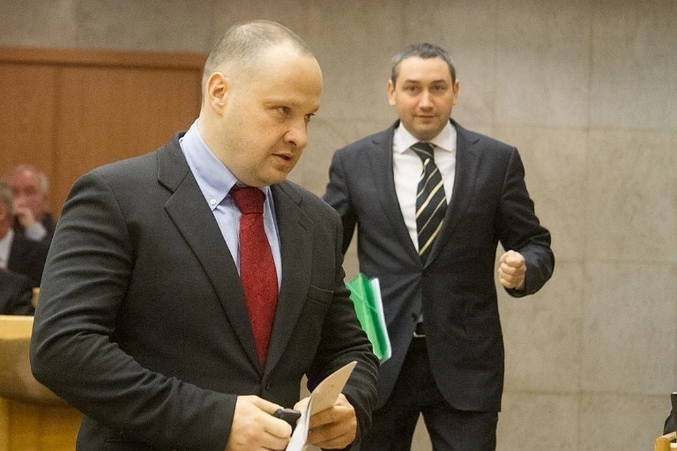 Алексей Чернов (слева) передавал деньги для чиновников через Константина Ромаданова (справа). Фото: www.komikz.ru