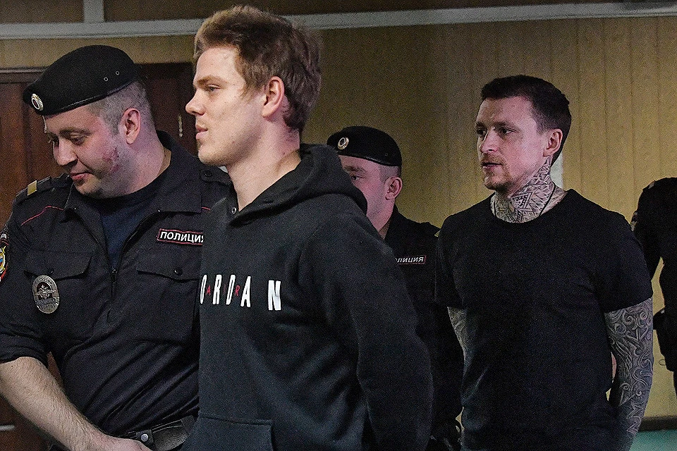 Футболисты Александр Кокорин и Павел Мамаев перед началом судебного заседания 3 апреля 2019 г.