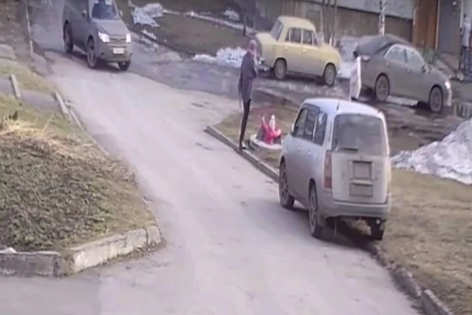 Маленькая девочка на глазах матери упала в колодец в Кузбассе. ФОТО: кадр видео vk.com, "Прокопьевск.ру"