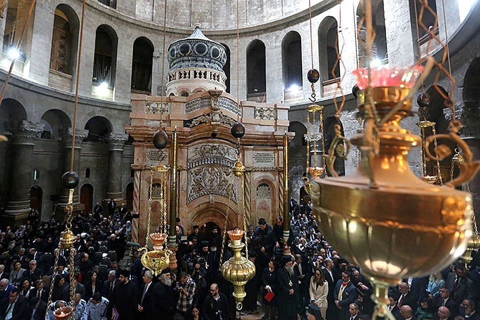 В Кувуклии ежедневно совершаются православные богослужения