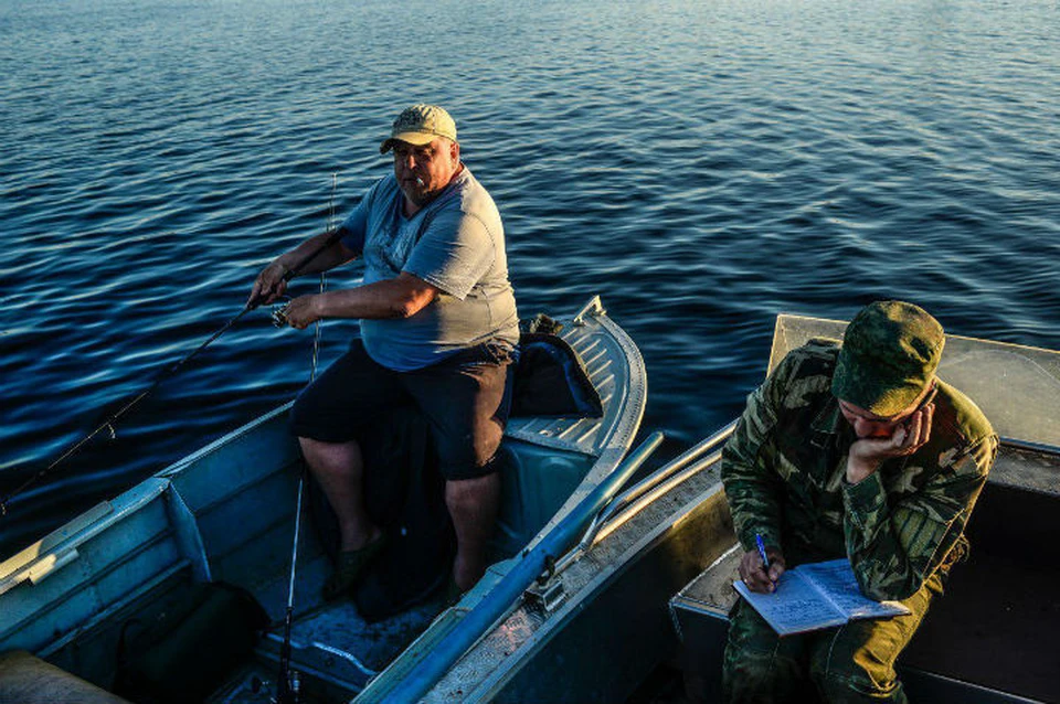 Рыбалка в Петербурге и в Ленобласти запрещена из-за нереста, нарушителям грозит штраф и конфискация. Но корюшка - исключение