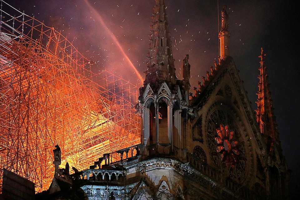 Французским властям предстоит выяснить причины пожара в Соборе Парижской Богоматери.