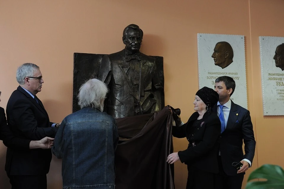 Покывало с памятника сняла вдова Жореса Алферова.