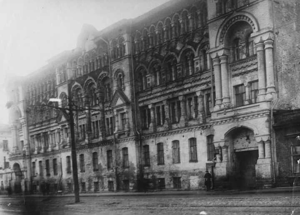 Пятиэтажная баня купца Челышева, построенная в 1904 году, была оборудована лифтами, комфортабельными номерами, душевыми, буфетами и чайными.