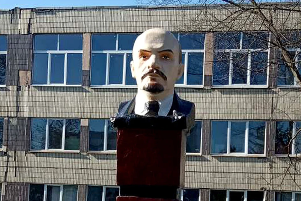 В Лунинце раскрасили Ленина, чтобы был как живой. Фото: социальные сети.