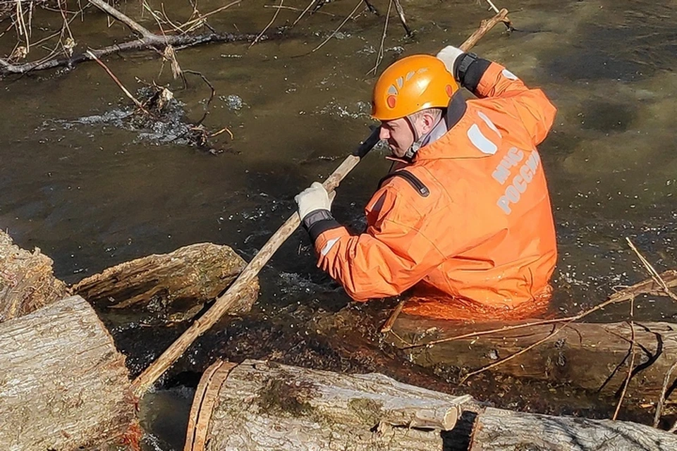 Потопа не будет: хабаровские спасатели расчистили от завалов реку Ко
