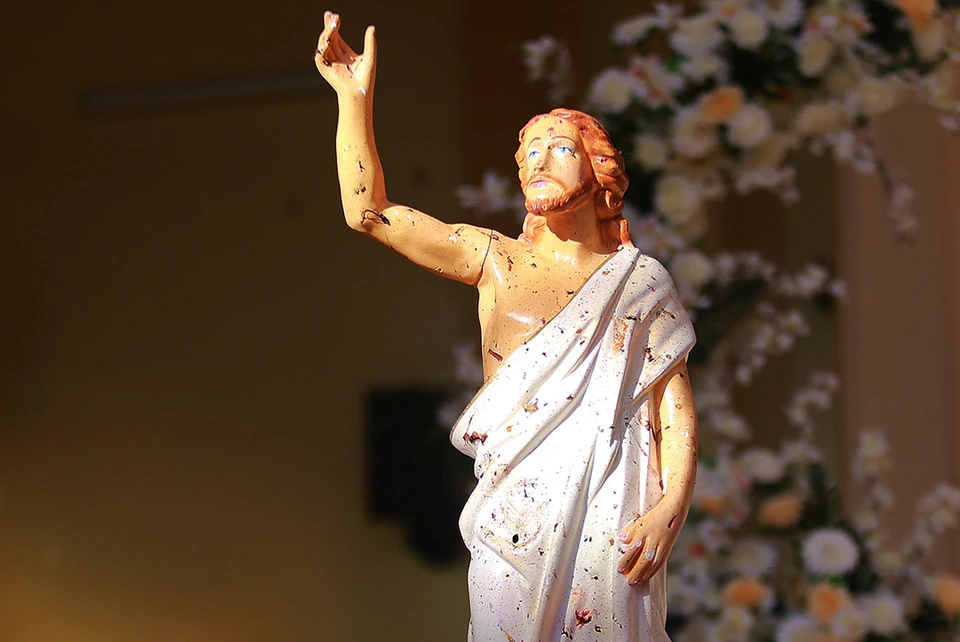 Следы страшного теракта на статуе Иисуса Христа в одной из церквей Шри-Ланки.