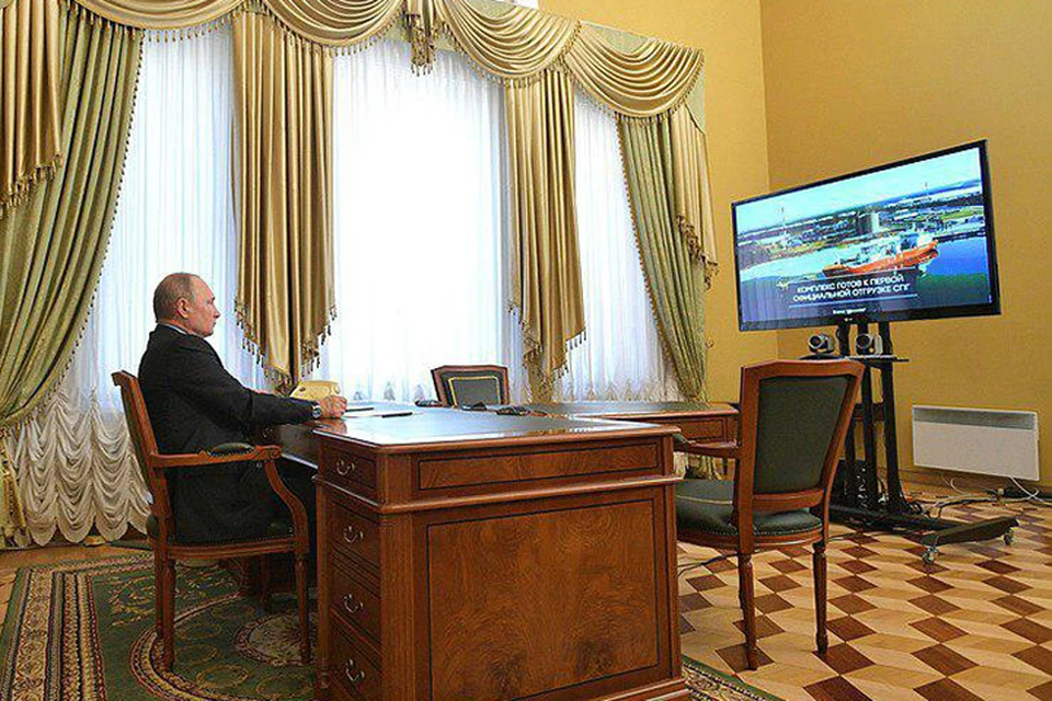 Глава государства в режиме видеоконференции дал старт первой отгрузке сжиженного природного газа на танкер газовоз. Фото kremlin.ru