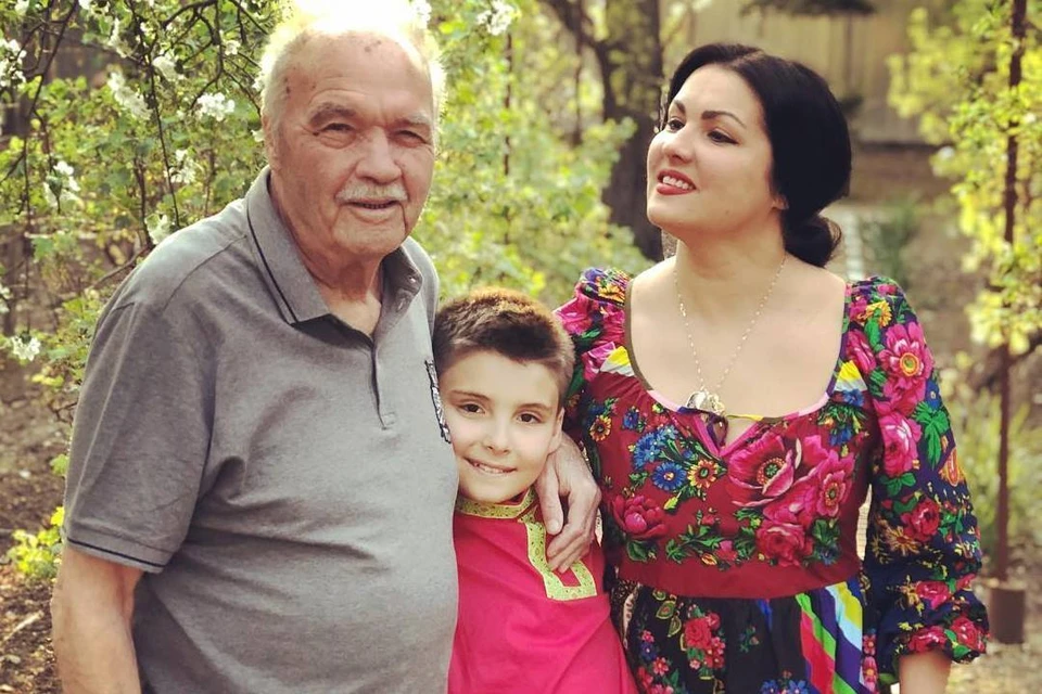 На фото Юрий Николаевич Нетребко вместе с внуком и дочерью Анной. Фото: instagram.com/anna_netrebko_yusi_tiago