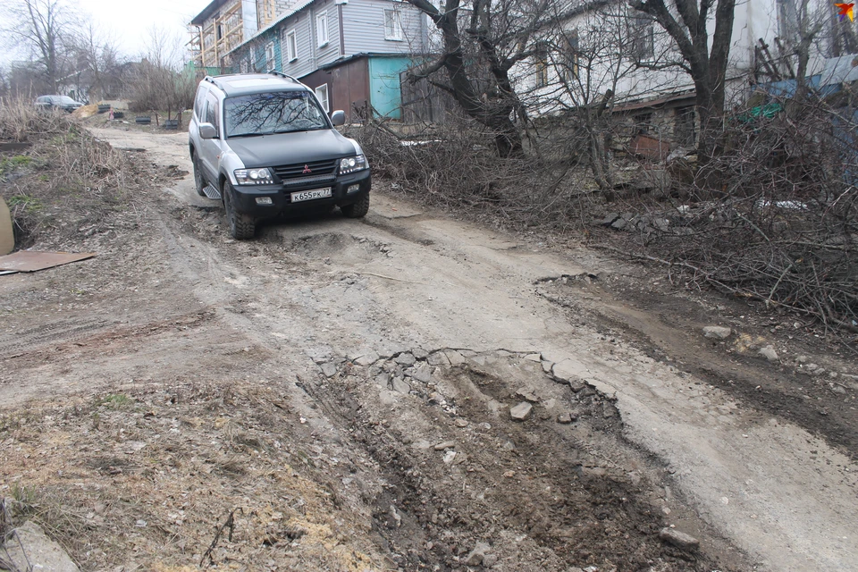 Там, где заканчивается асфальт, начинается городское бездорожье.