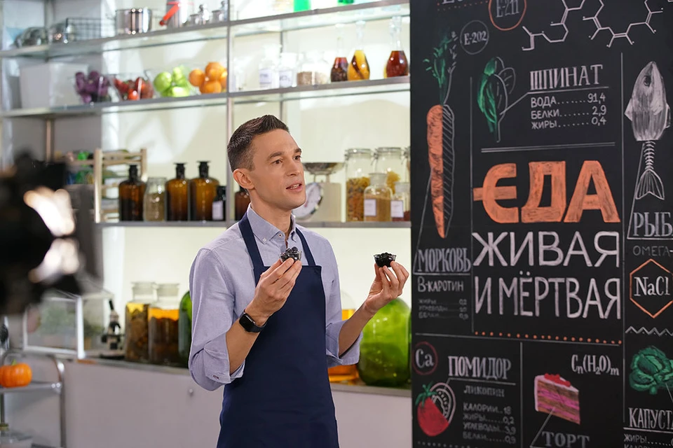 Сергей Малозёмов, ведущий телепередачи «Еда живая и мертвая», презентует свою кулинарную книгу. Фото: Пресс-служба "Эксмо"