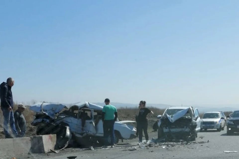 Лобовое ДТП произошло в Хакасии: авто искорежены, есть жертвы. Фото: Абакан автоканал. Видео: соцсети.