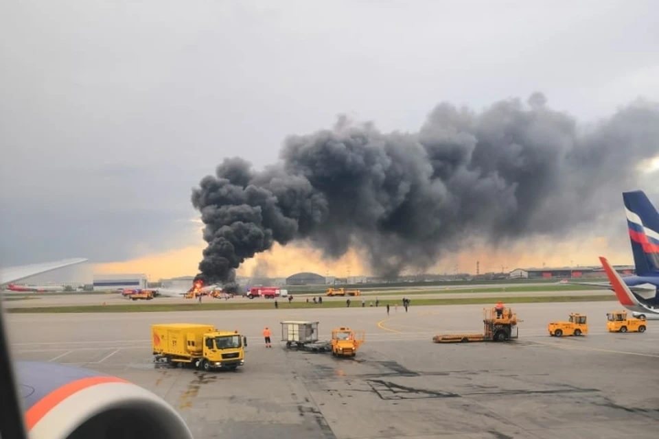 Самолет Москва - Мурманск загорелся при посадке.