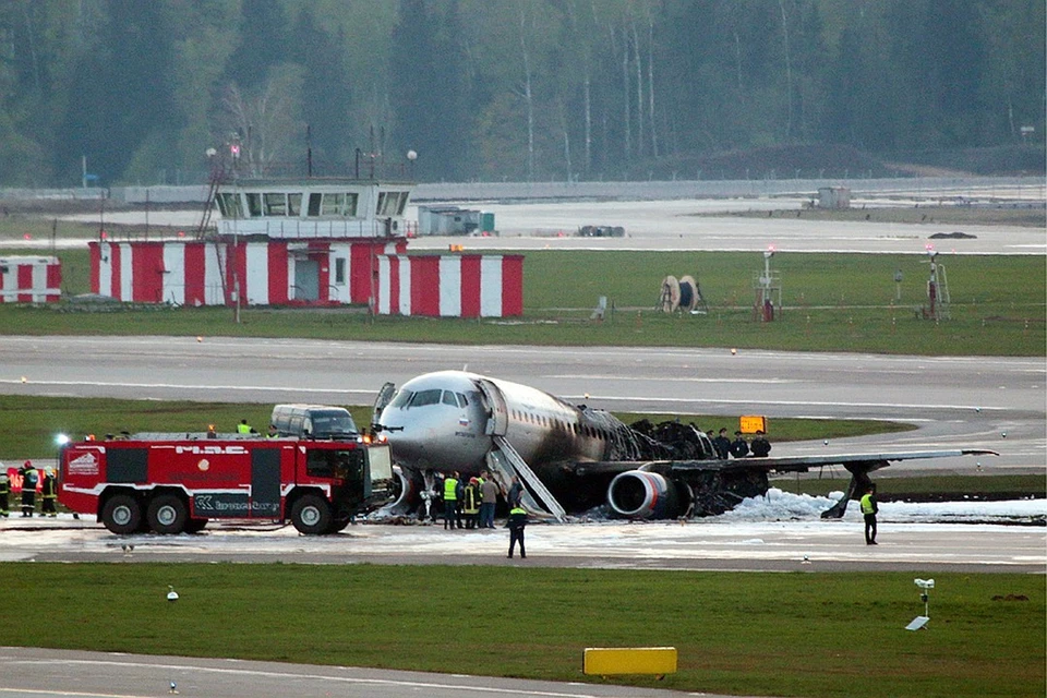 Самолет SSJ-100 загорелся при посадке в Шереметьево.