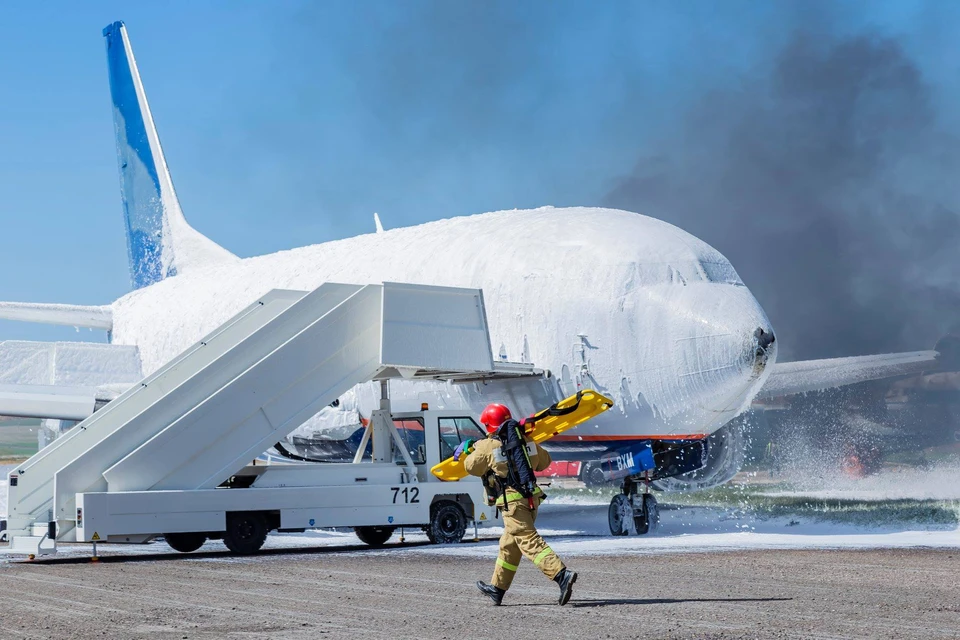 Спасатели в крымском аэропорту работают без перерывов и выходных.