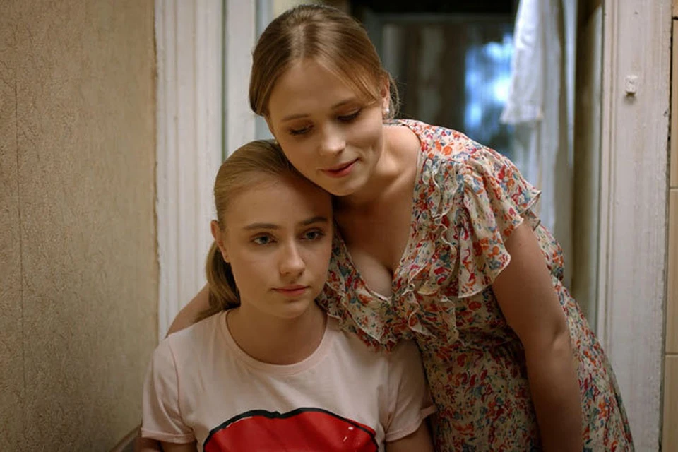 Лера (Анна Кошмал, справа) даже не подозревала, что младшая сестра Наташа (Клавдия Дрозд) станет ее соперницей. Фото: Кадр из фильма