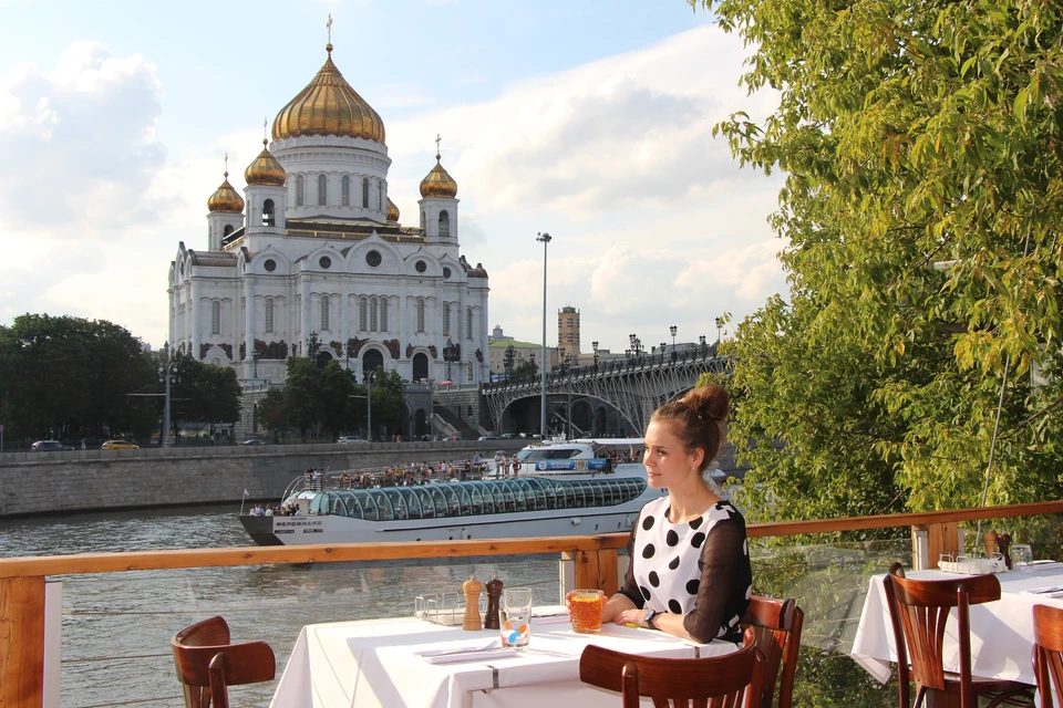 Летняя веранда ресторана на Берсеневской набережной в Москве.