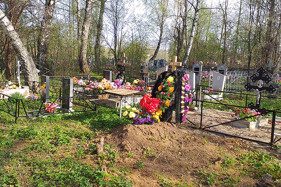 На сельском кладбище появляются и свежие могилы