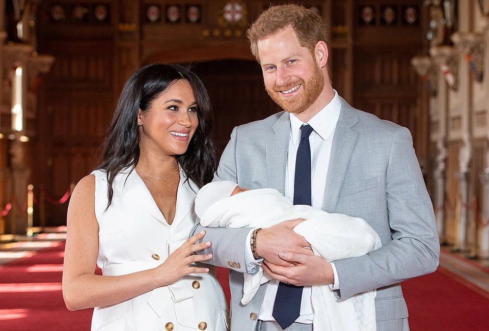 Принц Гарри и Меган Маркл сделали фото с новорожденным сыном.