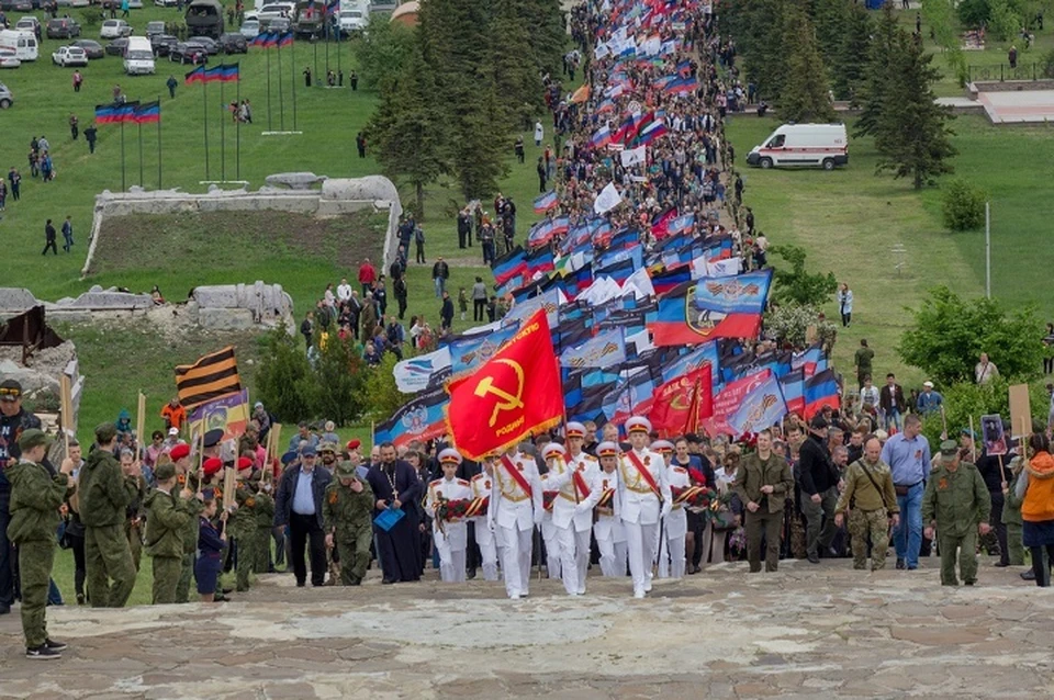 На Саур-Могиле в Донбассе прошел десятитысячный митинг в честь Дня Победы.