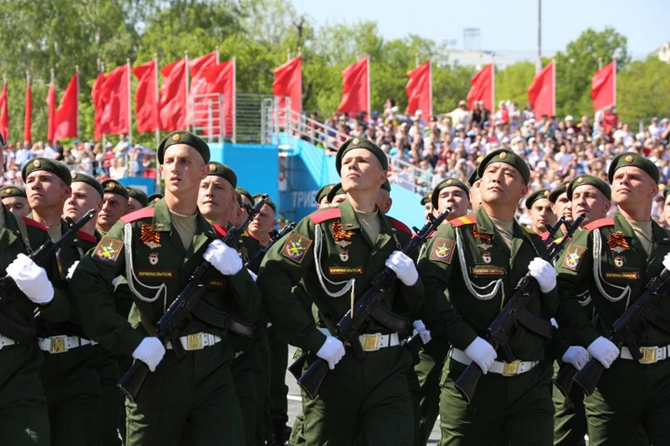 В День Победы по улицам Самары прошел военный парад. Фото предоставлено пресс-службой администрации Самарской области.