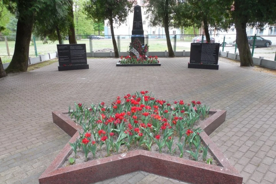 На воссозданном в 2012 году мемориале в Прегольском есть место для дополнительных надгробий с эпитафиями. Что мешает увековечить «забытых» воинов, непонятно.