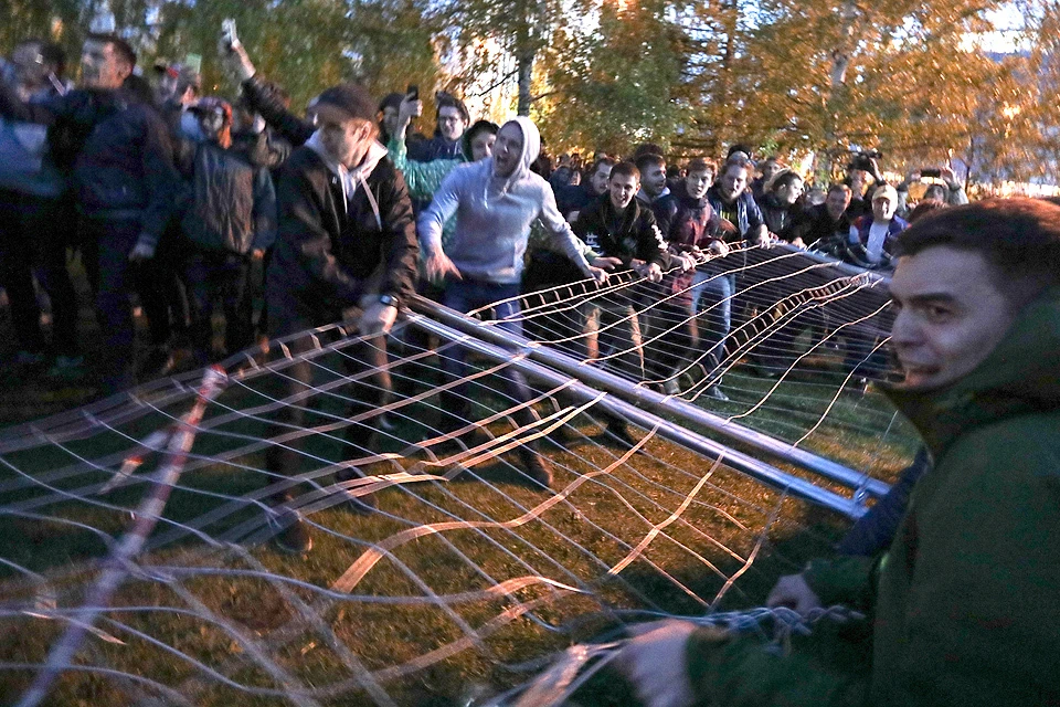 Участники акции против строительства собора святой Екатерины ломают забор вокруг сквера в центре Екатеринбурга. Фото Марина Молдавская/ТАСС
