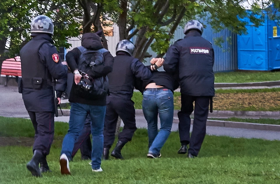 Задержание сотрудниками Росгвардии протестующих против строительства храма в Екатеринбурге. Фото Елена Мормоль/ТАСС