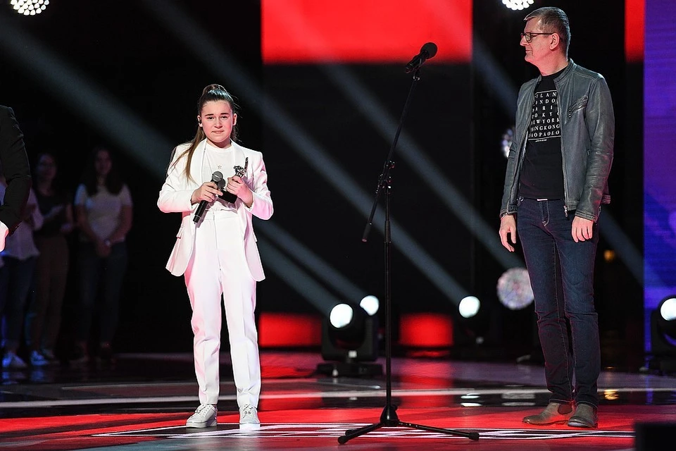 Микелла Абрамова с призом победителя телешоу "Голос. Дети". Фото Максима Ли