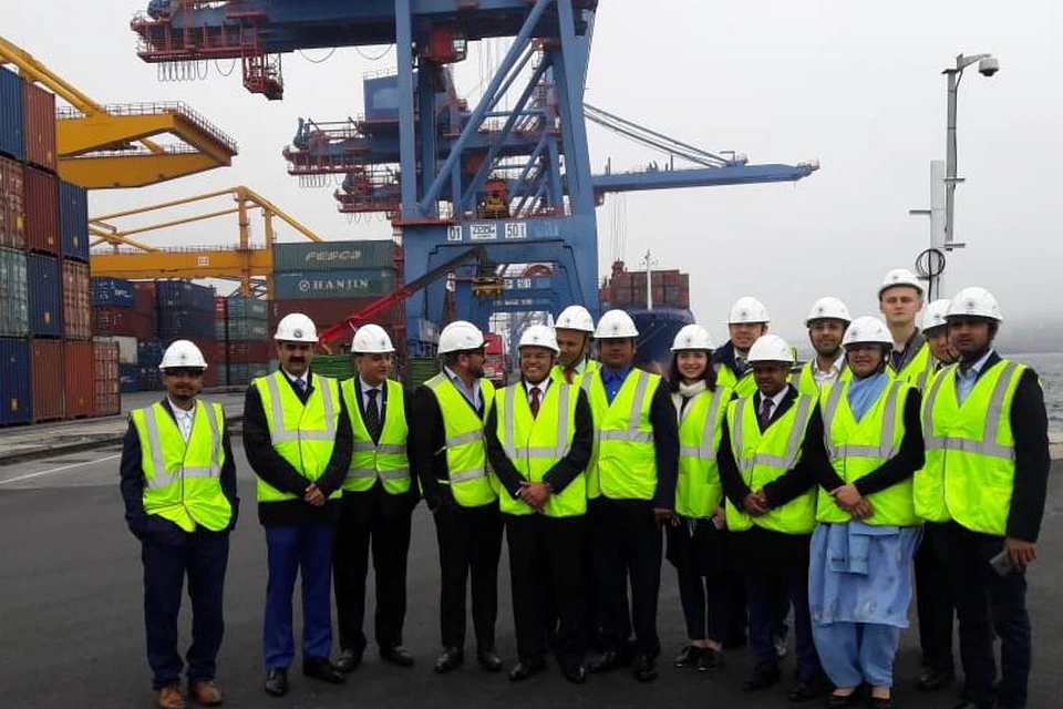 Во Владивостокском морском торговом порту сегодня побывала бизнес-миссия из Индии.