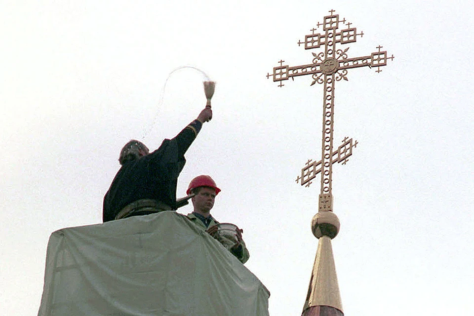 Освящение купола нового православного храма. Фото Романа Яровицына (ИТАР-ТАСС)