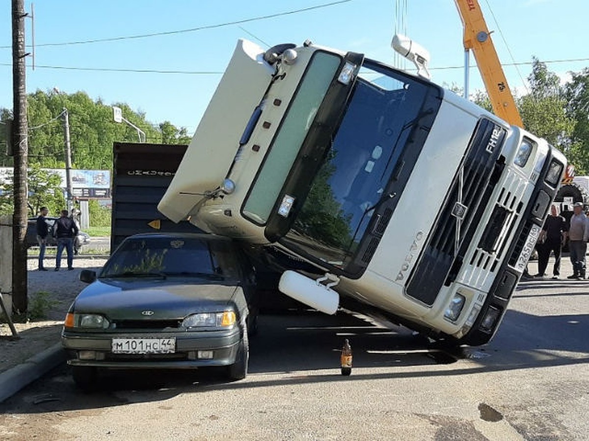 В Костроме фура упала на легковушку - KP.RU