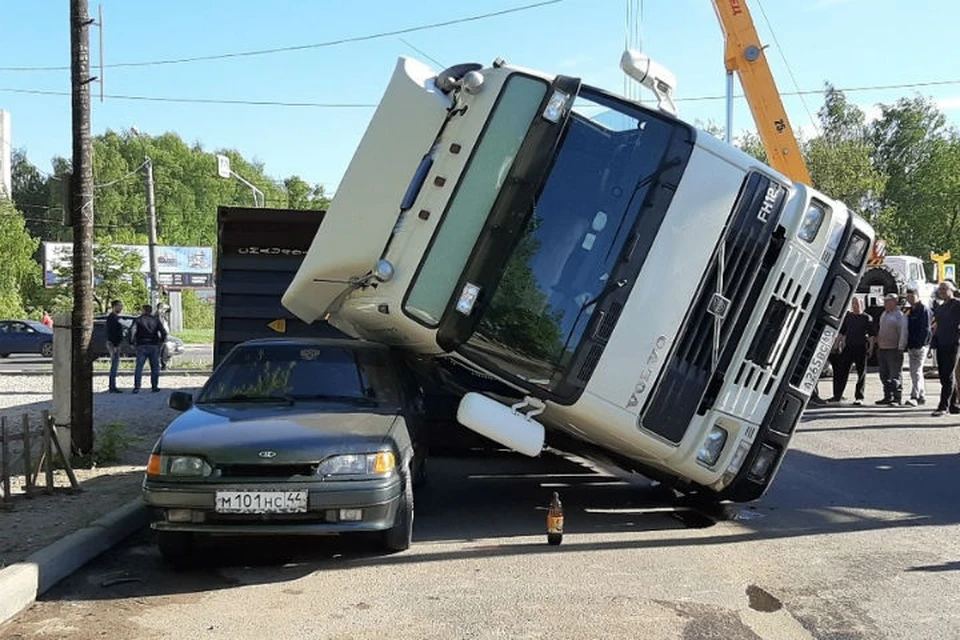 В Костроме фура упала на легковушку. Фото: группа "ДТП Кострома" в "ВКонтакте".
