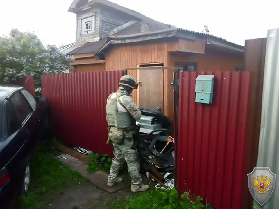 Боец спецназа входит во двор дома, где засели боевики. Фото: НАК
