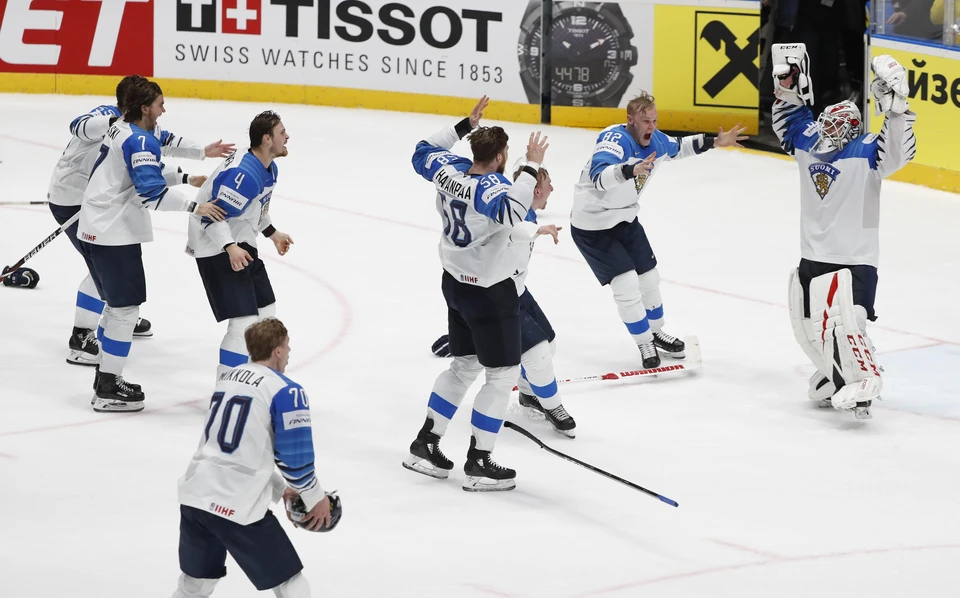 Сборная Финляндии после победы в финале чемпионата мира по хоккею 2019 года